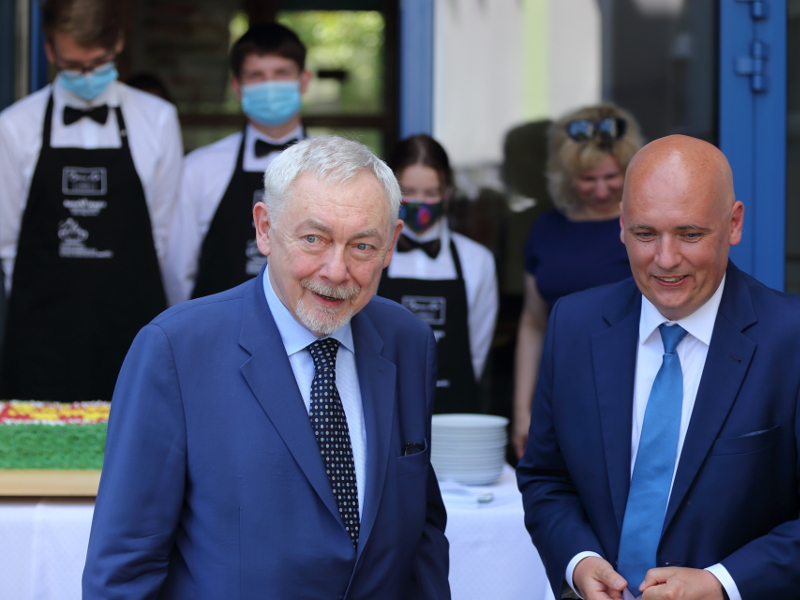 Prezydent Jacek Majchrowski, Dyrektor Zespołu Marcin Dębski, uczniowie Zespołu Szk&oacute;ł Gastronomicznych nr 2 ze swoją nauczycielką